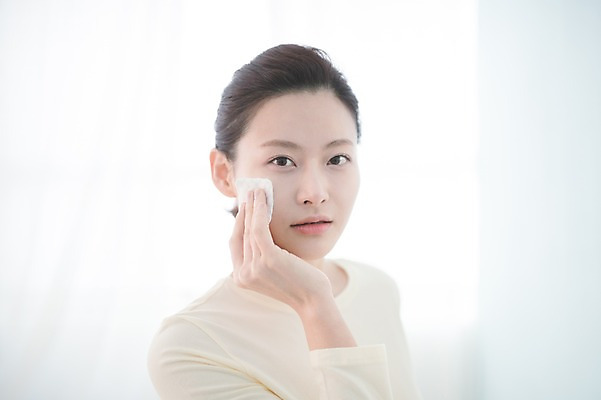 포토 JPG 우먼라이프 여자 실내 한명 서기 상반신 성인 앞모습 30대 뷰티 한국인 욕실 순수 닦기 화장솜 성인여자한명만 국내포토 1 라이프스타일 뷰포인트 컨셉 모션 사람 동양인 내부 장년 화장용품 여자한명만 성인여자만 파일형식