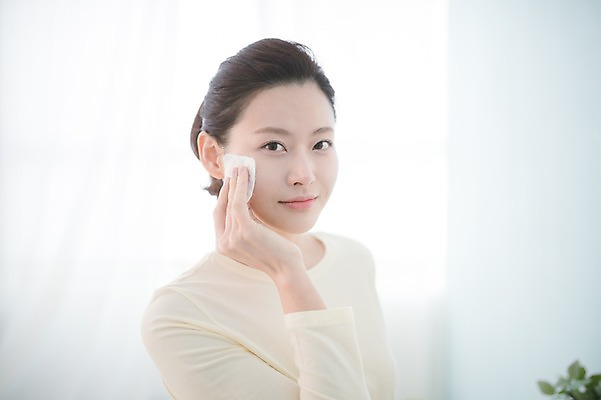 포토 JPG 우먼라이프 응시 여자 실내 한명 서기 상반신 성인 앞모습 30대 뷰티 한국인 욕실 순수 닦기 화장솜 성인여자한명만 국내포토 1 라이프스타일 시선 뷰포인트 컨셉 모션 사람 동양인 내부 장년 화장용품 여자한명만 성인여자만 파일형식