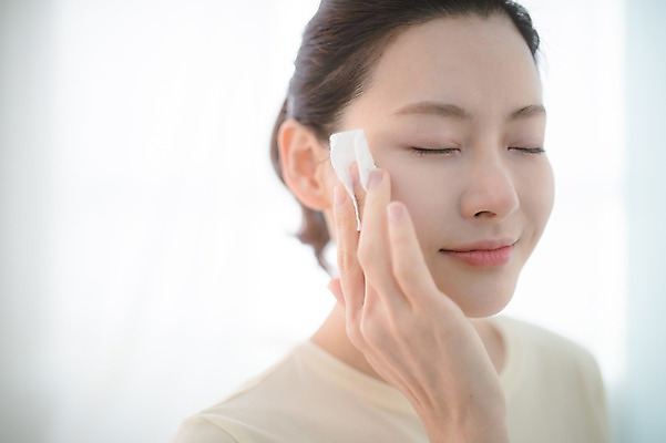 포토 JPG 우먼라이프 여자 얼굴 실내 한명 서기 미소 상반신 성인 앞모습 30대 뷰티 눈감음 한국인 순수 닦기 스킨케어 화장솜 성인여자한명만 국내포토 1 라이프스타일 뷰포인트 컨셉 모션 표정 사람 동양인 내부 신체부위 장년 화장용품 여자한명만 성인여자만 파일형식