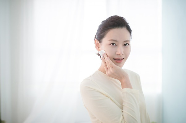 포토 JPG 우먼라이프 여자 실내 한명 서기 상반신 성인 앞모습 30대 뷰티 한국인 욕실 순수 닦기 화장솜 성인여자한명만 국내포토 1 라이프스타일 뷰포인트 컨셉 모션 사람 동양인 내부 장년 화장용품 여자한명만 성인여자만 파일형식