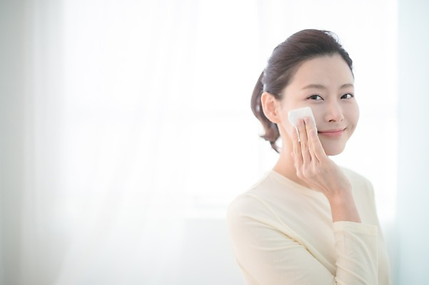 포토 JPG 우먼라이프 여자 실내 한명 서기 미소 상반신 성인 앞모습 30대 뷰티 한국인 욕실 순수 닦기 화장솜 성인여자한명만 국내포토 1 라이프스타일 뷰포인트 컨셉 모션 표정 사람 동양인 내부 장년 화장용품 여자한명만 성인여자만 파일형식