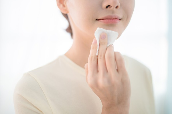 포토 JPG 우먼라이프 여자 얼굴 실내 한명 서기 근접촬영 상반신 성인 앞모습 30대 뷰티 한국인 욕실 순수 닦기 화장솜 성인여자한명만 국내포토 1 라이프스타일 뷰포인트 컨셉 모션 사람 동양인 내부 신체부위 장년 화장용품 여자한명만 성인여자만 파일형식