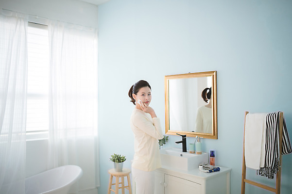 포토 JPG 우먼라이프 응시 여자 실내 한명 서기 상반신 성인 뒷모습 30대 뷰티 거울 한국인 욕실 뒤돌아보기 순수 세면대 닦기 화장솜 성인여자한명만 국내포토 1 라이프스타일 시선 뷰포인트 컨셉 모션 사람 동양인 내부 장년 화장용품 여자한명만 성인여자만 파일형식