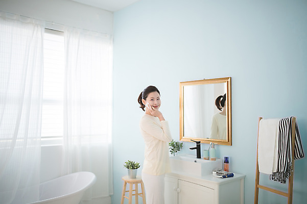 포토 JPG 우먼라이프 여자 실내 한명 서기 미소 상반신 성인 뒷모습 30대 뷰티 거울 한국인 욕실 뒤돌아보기 순수 세면대 닦기 화장솜 성인여자한명만 국내포토 1 라이프스타일 뷰포인트 컨셉 모션 표정 사람 동양인 내부 장년 화장용품 여자한명만 성인여자만 파일형식