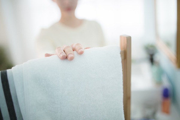 포토 JPG 우먼라이프 손 여자 실내 한명 서기 상반신 성인 앞모습 아웃포커스 신체부위 30대 수건 뷰티 한국인 순수 성인여자한명만 걸기 국내포토 1 라이프스타일 뷰포인트 컨셉 모션 촬영기법 사람 동양인 내부 장년 위생용품 여자한명만 성인여자만 파일형식