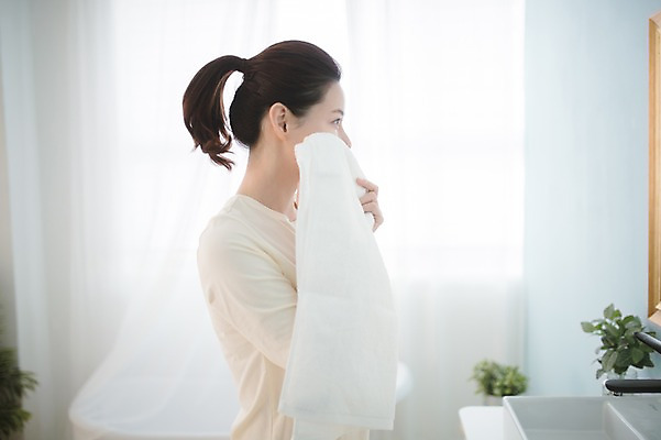 포토 JPG 우먼라이프 응시 여자 실내 한명 서기 상반신 성인 옆모습 30대 수건 뷰티 한국인 욕실 순수 닦기 성인여자한명만 국내포토 1 라이프스타일 시선 뷰포인트 컨셉 모션 사람 동양인 내부 장년 위생용품 여자한명만 성인여자만 파일형식