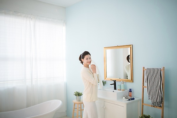 포토 JPG 우먼라이프 여자 실내 한명 서기 상반신 성인 앞모습 30대 수건 뷰티 거울 한국인 욕실 순수 세면대 닦기 성인여자한명만 국내포토 1 라이프스타일 뷰포인트 컨셉 모션 사람 동양인 내부 장년 위생용품 여자한명만 성인여자만 파일형식