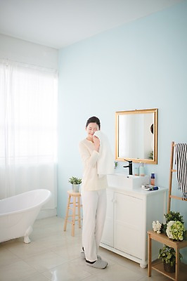 포토 JPG 전신 우먼라이프 여자 실내 한명 서기 성인 앞모습 30대 수건 뷰티 거울 한국인 세수 순수 세면대 닦기 성인여자한명만 국내포토 1 라이프스타일 뷰포인트 컨셉 모션 사람 동양인 내부 장년 위생용품 청결 여자한명만 성인여자만 파일형식