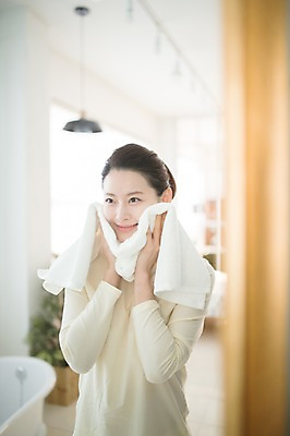 포토 JPG 우먼라이프 여자 실내 한명 서기 미소 상반신 성인 앞모습 30대 수건 뷰티 한국인 욕실 순수 닦기 성인여자한명만 국내포토 1 라이프스타일 뷰포인트 컨셉 모션 표정 사람 동양인 내부 장년 위생용품 여자한명만 성인여자만 파일형식