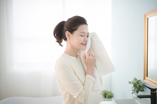 포토 JPG 우먼라이프 여자 실내 한명 서기 상반신 성인 옆모습 30대 수건 뷰티 눈감음 거울 한국인 욕실 순수 닦기 성인여자한명만 국내포토 1 라이프스타일 뷰포인트 컨셉 모션 사람 동양인 내부 장년 위생용품 여자한명만 성인여자만 파일형식