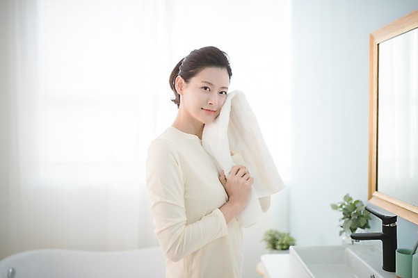 포토 JPG 우먼라이프 여자 실내 한명 서기 상반신 성인 옆모습 30대 수건 뷰티 거울 한국인 욕실 순수 닦기 성인여자한명만 국내포토 1 라이프스타일 뷰포인트 컨셉 모션 사람 동양인 내부 장년 위생용품 여자한명만 성인여자만 파일형식