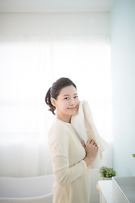 포토 JPG 우먼라이프 여자 실내 한명 서기 상반신 성인 옆모습 30대 수건 뷰티 한국인 욕실 순수 닦기 성인여자한명만 국내포토 1 라이프스타일 뷰포인트 컨셉 모션 사람 동양인 내부 장년 위생용품 여자한명만 성인여자만 파일형식