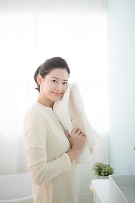 포토 JPG 우먼라이프 여자 실내 한명 서기 미소 상반신 성인 옆모습 30대 수건 뷰티 한국인 욕실 순수 닦기 성인여자한명만 국내포토 1 라이프스타일 뷰포인트 컨셉 모션 표정 사람 동양인 내부 장년 위생용품 여자한명만 성인여자만 파일형식