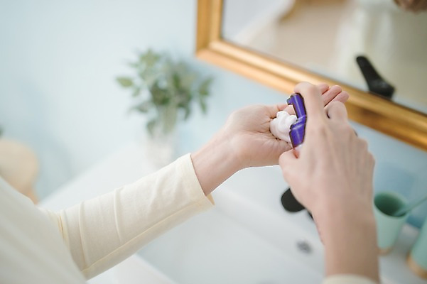 포토 JPG 우먼라이프 손 여자 실내 한명 서기 성인 신체부위 30대 뷰티 거울 한국인 순수 세면대 비누거품 클렌징폼 성인여자한명만 국내포토 1 라이프스타일 컨셉 모션 사람 동양인 내부 장년 거품 세안용품 여자한명만 성인여자만 파일형식