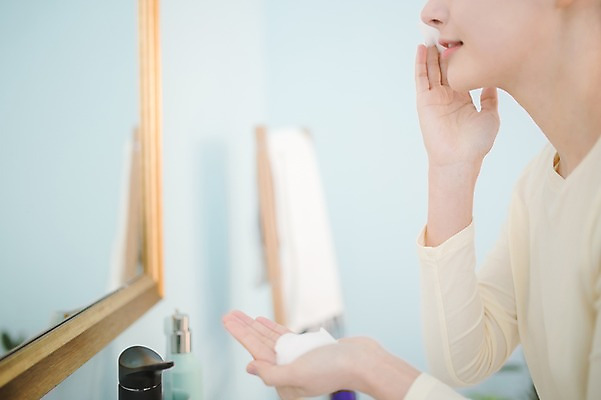 포토 JPG 우먼라이프 여자 실내 한명 서기 상반신 성인 옆모습 30대 뷰티 거울 한국인 욕실 순수 비누거품 클렌징폼 성인여자한명만 국내포토 1 라이프스타일 뷰포인트 컨셉 모션 사람 동양인 내부 장년 거품 세안용품 여자한명만 성인여자만 파일형식