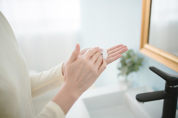 포토 JPG 우먼라이프 손 여자 실내 한명 서기 성인 신체부위 30대 뷰티 한국인 순수 세면대 비누거품 클렌징폼 성인여자한명만 국내포토 1 라이프스타일 컨셉 모션 사람 동양인 내부 장년 거품 세안용품 여자한명만 성인여자만 파일형식