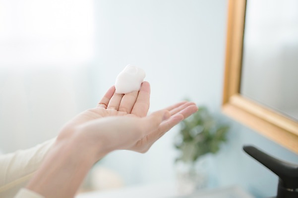 포토 JPG 우먼라이프 손 여자 실내 한명 서기 성인 신체부위 30대 뷰티 거울 한국인 순수 비누거품 클렌징폼 성인여자한명만 국내포토 1 라이프스타일 컨셉 모션 사람 동양인 내부 장년 거품 세안용품 여자한명만 성인여자만 파일형식