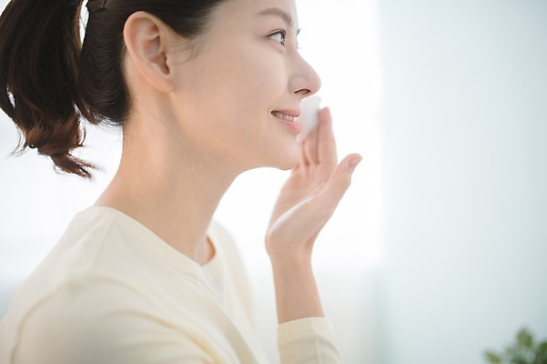 포토 JPG 우먼라이프 여자 실내 한명 서기 미소 상반신 성인 옆모습 30대 뷰티 한국인 욕실 세수 순수 닦기 비누거품 클렌징폼 성인여자한명만 국내포토 1 라이프스타일 뷰포인트 컨셉 모션 표정 사람 동양인 내부 장년 청결 거품 세안용품 여자한명만 성인여자만 파일형식