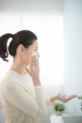 포토 JPG 우먼라이프 응시 여자 실내 한명 서기 상반신 성인 옆모습 30대 뷰티 한국인 욕실 세수 순수 비누거품 클렌징폼 성인여자한명만 국내포토 1 라이프스타일 시선 뷰포인트 컨셉 모션 사람 동양인 내부 장년 청결 거품 세안용품 여자한명만 성인여자만 파일형식