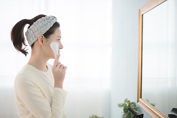 포토 JPG 우먼라이프 응시 여자 실내 한명 서기 상반신 성인 옆모습 30대 뷰티 거울 한국인 욕실 세수 순수 닦기 모공 성인여자한명만 모공브러쉬 국내포토 1 라이프스타일 시선 뷰포인트 컨셉 모션 사람 동양인 내부 장년 청결 세안용품 여자한명만 성인여자만 파일형식