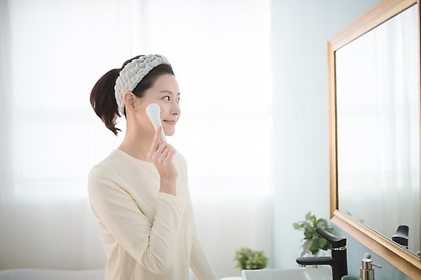 포토 JPG 우먼라이프 응시 여자 실내 한명 서기 상반신 성인 옆모습 30대 뷰티 거울 한국인 욕실 세수 순수 닦기 모공 성인여자한명만 모공브러쉬 국내포토 1 라이프스타일 시선 뷰포인트 컨셉 모션 사람 동양인 내부 장년 청결 세안용품 여자한명만 성인여자만 파일형식