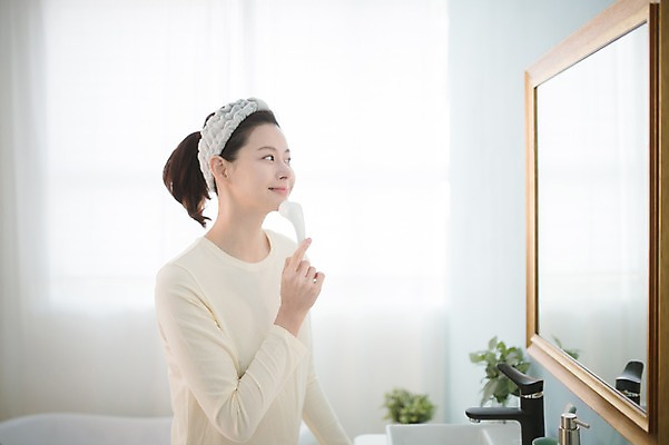 포토 JPG 우먼라이프 여자 실내 한명 서기 미소 상반신 성인 옆모습 30대 뷰티 거울 한국인 욕실 세수 순수 닦기 모공 성인여자한명만 모공브러쉬 국내포토 1 라이프스타일 뷰포인트 컨셉 모션 표정 사람 동양인 내부 장년 청결 세안용품 여자한명만 성인여자만 파일형식