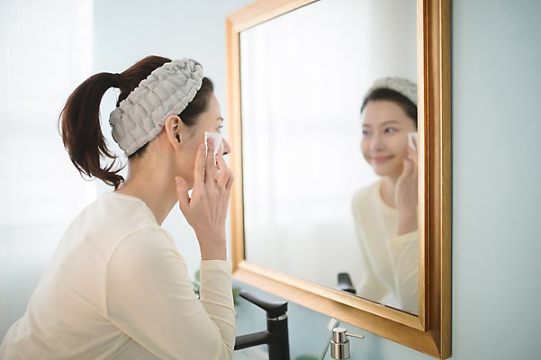 포토 JPG 우먼라이프 여자 실내 한명 서기 상반신 성인 옆모습 30대 뷰티 거울 한국인 욕실 순수 닦기 클렌징 화장솜 성인여자한명만 국내포토 1 라이프스타일 뷰포인트 컨셉 모션 사람 동양인 내부 장년 청결 화장용품 여자한명만 성인여자만 파일형식