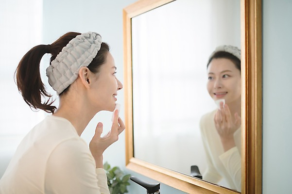 포토 JPG 우먼라이프 여자 실내 한명 서기 상반신 성인 옆모습 30대 뷰티 거울 한국인 욕실 순수 닦기 클렌징 화장솜 성인여자한명만 국내포토 1 라이프스타일 뷰포인트 컨셉 모션 사람 동양인 내부 장년 청결 화장용품 여자한명만 성인여자만 파일형식