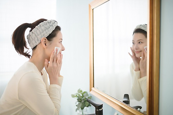 포토 JPG 우먼라이프 여자 실내 한명 서기 상반신 성인 옆모습 30대 뷰티 거울 한국인 욕실 순수 닦기 클렌징 화장솜 성인여자한명만 국내포토 1 라이프스타일 뷰포인트 컨셉 모션 사람 동양인 내부 장년 청결 화장용품 여자한명만 성인여자만 파일형식