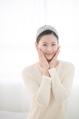 포토 JPG 우먼라이프 여자 실내 한명 서기 미소 상반신 성인 앞모습 30대 뷰티 한국인 욕실 순수 감싸기 꽃받침 성인여자한명만 국내포토 1 라이프스타일 뷰포인트 컨셉 모션 표정 사람 동양인 손짓 내부 장년 여자한명만 성인여자만 파일형식