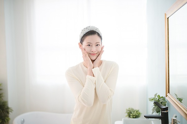 포토 JPG 우먼라이프 여자 실내 한명 서기 미소 상반신 성인 앞모습 30대 뷰티 거울 한국인 욕실 순수 감싸기 성인여자한명만 국내포토 1 라이프스타일 뷰포인트 컨셉 모션 표정 사람 동양인 내부 장년 여자한명만 성인여자만 파일형식