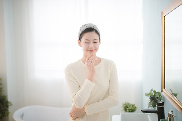 포토 JPG 우먼라이프 여자 실내 한명 서기 상반신 성인 앞모습 30대 뷰티 눈감음 거울 만지기 한국인 욕실 순수 성인여자한명만 국내포토 1 라이프스타일 뷰포인트 컨셉 모션 사람 동양인 내부 장년 여자한명만 성인여자만 파일형식