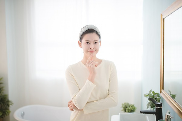 포토 JPG 우먼라이프 여자 실내 한명 서기 미소 상반신 성인 앞모습 30대 뷰티 거울 만지기 한국인 욕실 순수 성인여자한명만 국내포토 1 라이프스타일 뷰포인트 컨셉 모션 표정 사람 동양인 내부 장년 여자한명만 성인여자만 파일형식