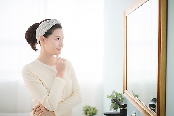 포토 JPG 우먼라이프 응시 여자 실내 한명 서기 상반신 성인 옆모습 30대 뷰티 거울 만지기 한국인 욕실 순수 성인여자한명만 국내포토 1 라이프스타일 시선 뷰포인트 컨셉 모션 사람 동양인 내부 장년 여자한명만 성인여자만 파일형식