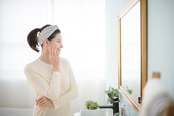 포토 JPG 우먼라이프 응시 여자 실내 한명 서기 상반신 성인 옆모습 30대 뷰티 거울 만지기 한국인 욕실 순수 성인여자한명만 국내포토 1 라이프스타일 시선 뷰포인트 컨셉 모션 사람 동양인 내부 장년 여자한명만 성인여자만 파일형식