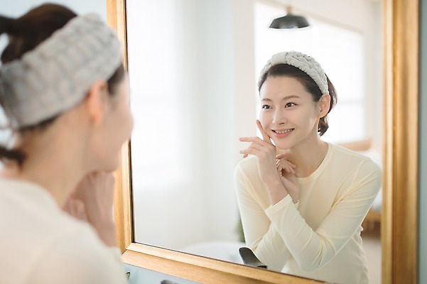 포토 JPG 우먼라이프 여자 실내 한명 서기 미소 상반신 성인 옆모습 30대 뷰티 거울 만지기 한국인 욕실 순수 성인여자한명만 국내포토 1 라이프스타일 뷰포인트 컨셉 모션 표정 사람 동양인 내부 장년 여자한명만 성인여자만 파일형식