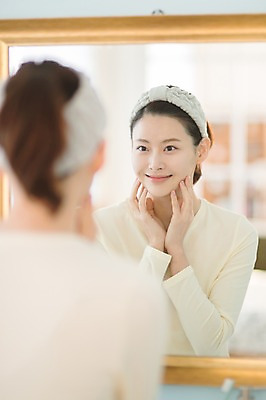 포토 JPG 우먼라이프 여자 실내 한명 서기 미소 상반신 성인 뒷모습 30대 뷰티 거울 만지기 한국인 순수 성인여자한명만 국내포토 1 라이프스타일 뷰포인트 컨셉 모션 표정 사람 동양인 내부 장년 여자한명만 성인여자만 파일형식