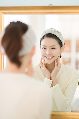 포토 JPG 우먼라이프 여자 실내 한명 서기 미소 상반신 성인 뒷모습 30대 뷰티 거울 만지기 한국인 욕실 순수 성인여자한명만 국내포토 1 라이프스타일 뷰포인트 컨셉 모션 표정 사람 동양인 내부 장년 여자한명만 성인여자만 파일형식