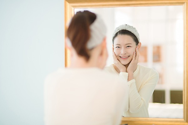 포토 JPG 우먼라이프 여자 실내 한명 서기 미소 상반신 성인 뒷모습 30대 뷰티 거울 한국인 욕실 순수 성인여자한명만 국내포토 1 라이프스타일 뷰포인트 컨셉 모션 표정 사람 동양인 내부 장년 여자한명만 성인여자만 파일형식