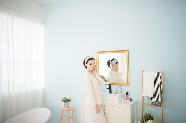 포토 JPG 우먼라이프 여자 욕조 실내 한명 서기 상반신 성인 옆모습 30대 뷰티 거울 만지기 한국인 욕실 순수 세면대 성인여자한명만 국내포토 1 라이프스타일 뷰포인트 컨셉 모션 사람 동양인 내부 장년 여자한명만 성인여자만 파일형식