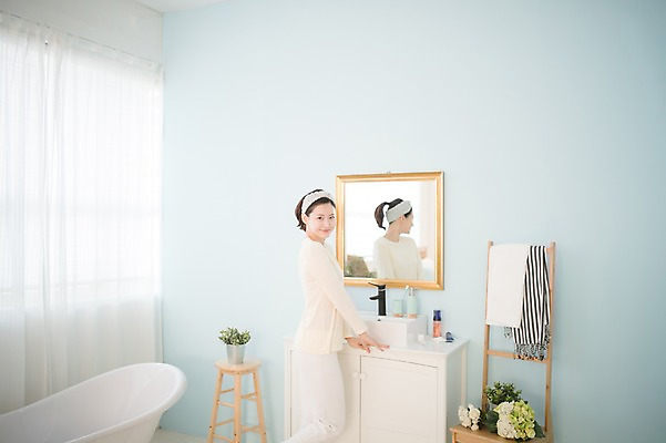 포토 JPG 우먼라이프 여자 욕조 실내 한명 서기 미소 상반신 성인 옆모습 30대 뷰티 거울 한국인 순수 세면대 성인여자한명만 국내포토 1 라이프스타일 뷰포인트 컨셉 모션 표정 사람 동양인 내부 장년 여자한명만 성인여자만 파일형식