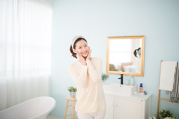 포토 JPG 우먼라이프 여자 욕조 실내 한명 서기 미소 상반신 성인 앞모습 30대 뷰티 거울 한국인 욕실 순수 세면대 감싸기 성인여자한명만 국내포토 1 라이프스타일 뷰포인트 컨셉 모션 표정 사람 동양인 내부 장년 여자한명만 성인여자만 파일형식