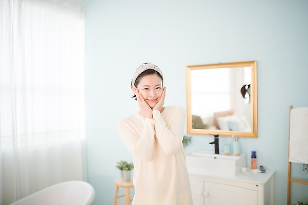 포토 JPG 우먼라이프 여자 욕조 실내 한명 서기 상반신 성인 앞모습 30대 뷰티 거울 한국인 욕실 순수 세면대 감싸기 성인여자한명만 국내포토 1 라이프스타일 뷰포인트 컨셉 모션 사람 동양인 내부 장년 여자한명만 성인여자만 파일형식