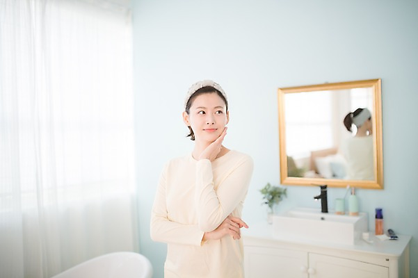 포토 JPG 우먼라이프 응시 여자 욕조 실내 한명 서기 상반신 성인 앞모습 30대 뷰티 거울 만지기 한국인 욕실 순수 세면대 성인여자한명만 국내포토 1 라이프스타일 시선 뷰포인트 컨셉 모션 사람 동양인 내부 장년 여자한명만 성인여자만 파일형식