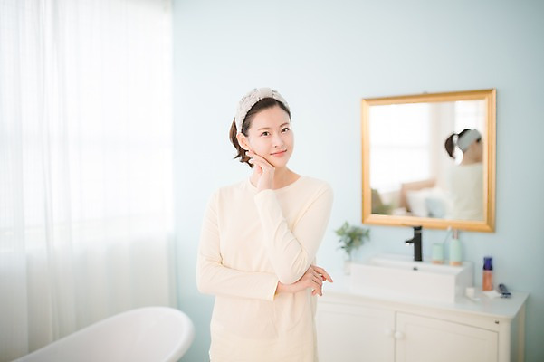 포토 JPG 우먼라이프 여자 욕조 실내 한명 서기 상반신 성인 앞모습 30대 뷰티 거울 만지기 한국인 욕실 순수 세면대 성인여자한명만 국내포토 1 라이프스타일 뷰포인트 컨셉 모션 사람 동양인 내부 장년 여자한명만 성인여자만 파일형식