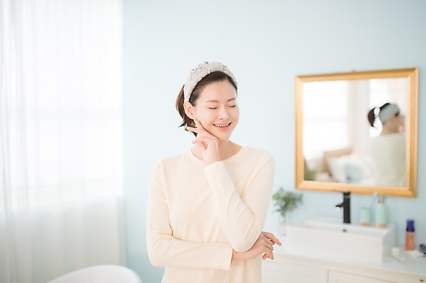 포토 JPG 우먼라이프 여자 실내 한명 서기 미소 상반신 성인 앞모습 30대 뷰티 눈감음 거울 만지기 한국인 욕실 순수 세면대 성인여자한명만 국내포토 1 라이프스타일 뷰포인트 컨셉 모션 표정 사람 동양인 내부 장년 여자한명만 성인여자만 파일형식