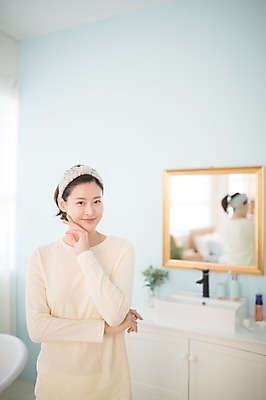 포토 JPG 우먼라이프 여자 실내 한명 서기 상반신 성인 앞모습 30대 뷰티 거울 만지기 한국인 욕실 순수 세면대 성인여자한명만 국내포토 1 라이프스타일 뷰포인트 컨셉 모션 사람 동양인 내부 장년 여자한명만 성인여자만 파일형식