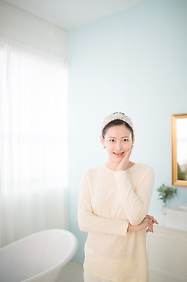 포토 JPG 우먼라이프 여자 욕조 실내 한명 서기 상반신 성인 앞모습 30대 뷰티 만지기 한국인 욕실 순수 성인여자한명만 국내포토 1 라이프스타일 뷰포인트 컨셉 모션 사람 동양인 내부 장년 여자한명만 성인여자만 파일형식