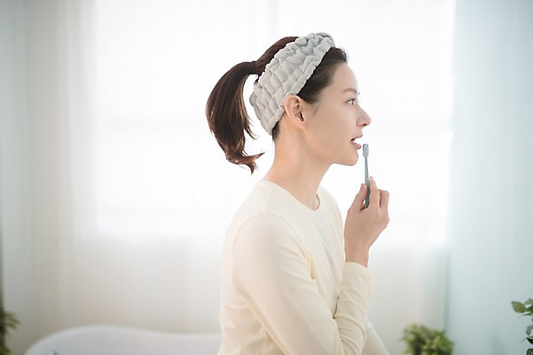 포토 JPG 우먼라이프 응시 여자 실내 한명 서기 상반신 성인 옆모습 30대 뷰티 한국인 욕실 칫솔 순수 성인여자한명만 국내포토 1 라이프스타일 시선 뷰포인트 컨셉 모션 사람 동양인 내부 장년 위생용품 여자한명만 성인여자만 파일형식