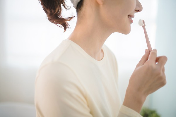 포토 JPG 우먼라이프 여자 실내 한명 서기 미소 상반신 성인 옆모습 30대 뷰티 한국인 욕실 칫솔 순수 성인여자한명만 국내포토 1 라이프스타일 뷰포인트 컨셉 모션 표정 사람 동양인 내부 장년 위생용품 여자한명만 성인여자만 파일형식